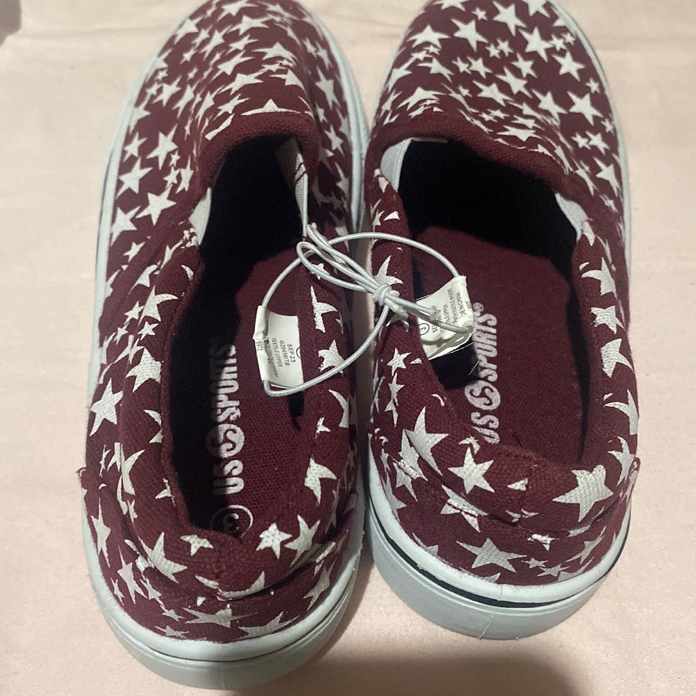 US Sports girls canvas slip on size 3 burgundy with white stars